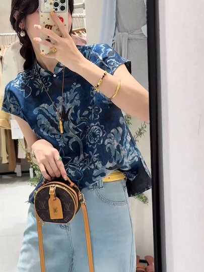 Neues kurzärmliges Hemd aus blauem und weißem Porzellan-Jacquard im chinesischen Stil für Damen, Sommer 2025, neuer Stil, lockere und vielseitige schmale Oberteile und kleine Hemden im Trend