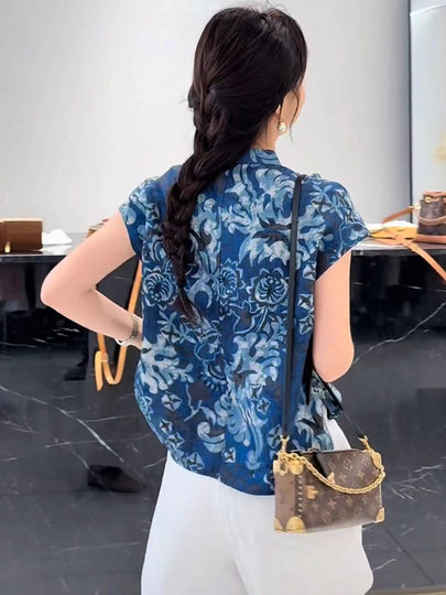 Neues kurzärmliges Hemd aus blauem und weißem Porzellan-Jacquard im chinesischen Stil für Damen, Sommer 2025, neuer Stil, lockere und vielseitige schmale Oberteile und kleine Hemden im Trend