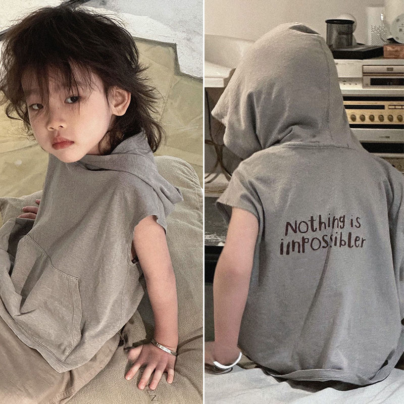 男の子の夏服、子供用Tシャツ、クールなノースリーブベスト、フード付きトップス、2025年新作、男の子のおしゃれなストリートTシャツ