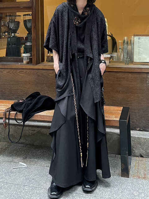 ຮູບແບບຂອງ Yohji Yamamoto fringed culottes ຂາກວ້າງແມ່ນ spliced ​​​​ກັບສິ້ນ retro niche ວ່າງເປົ່າແລະ culottes.