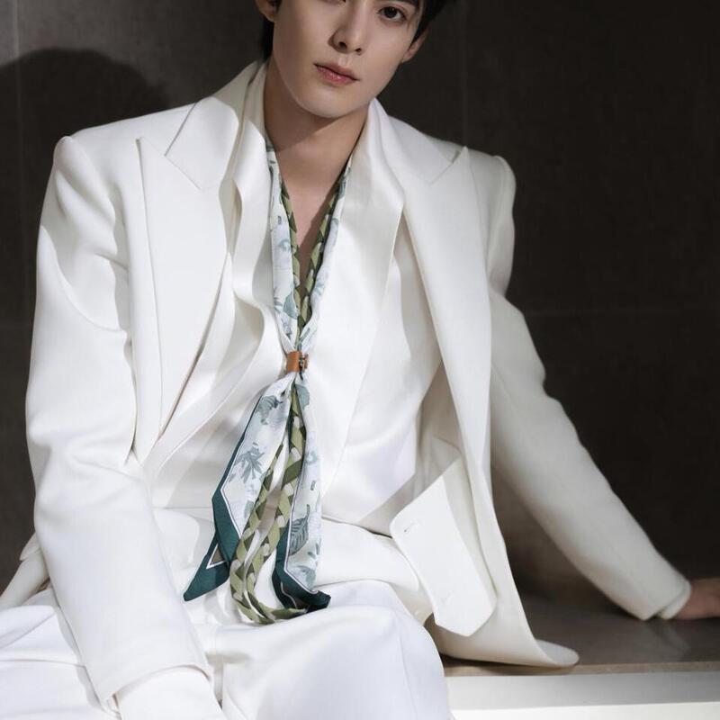 Men's White Casual Blazer in the Style of Celebrities, Suitable for Spring and Autumn, with a Cool and Sophisticated Korean Style, Featuring White Shoulder Pads