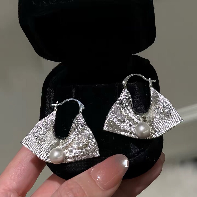 Retro Silver Handbag-Style Ear Clips, Light Luxury Pearl Flower Earrings for Women, High-End, Elegant, Fashionable, Versatile Earrings Retro Silver Handbag-Style Ear Clips, Light Luxury Pearl Flower Earrings for Women, High-End, Elegant, Fashionable, Versatile Earrings