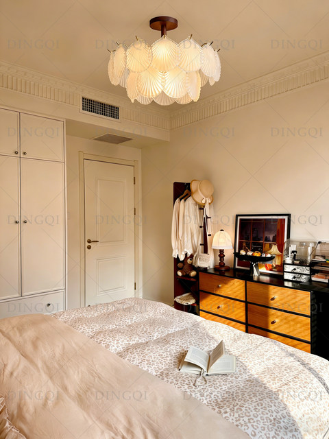 French-Style Glass Chandelier, Living Room Lamp, Mid-Century Modern Minimalist Frosted Shell Light, Luxurious and High-End Feel, Dining Room and Bedroom Lamp