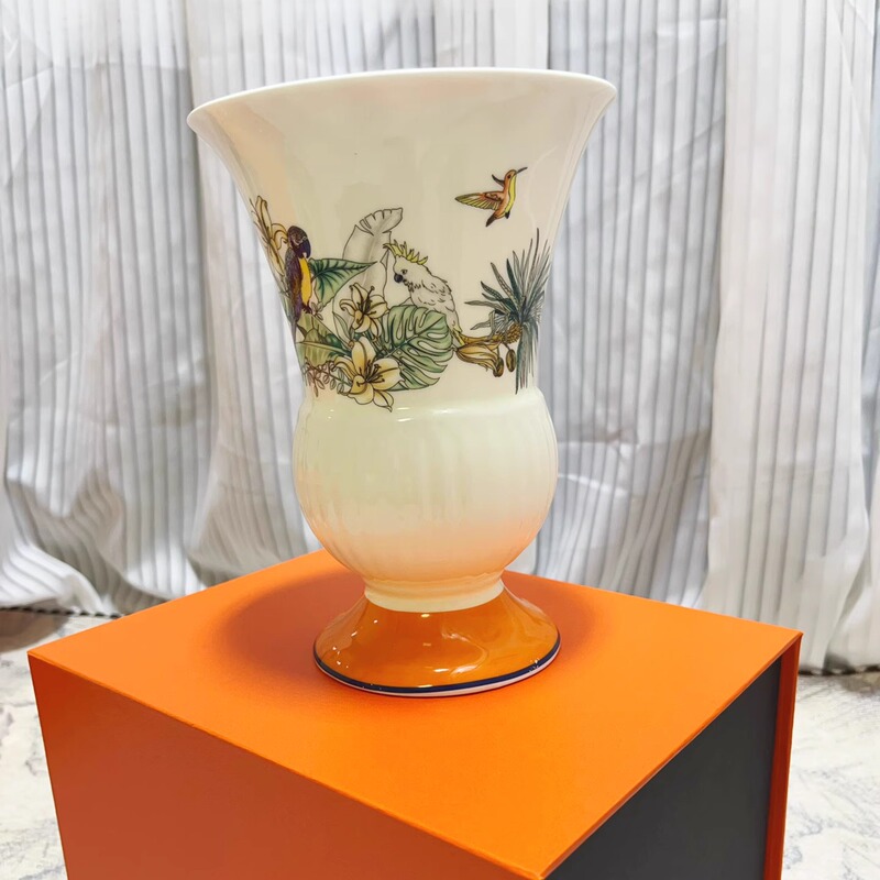Orange and White Light Luxury Vintage Porcelain White Wreath Bone China Vase Flower Vessel Large Diameter Hydroponic Flower Pot with a Mid-Century Style and a Sense of Sophistication Orange and White Light Luxury Vintage Porcelain White Wreath Bone China Vase Flower Vessel Large Diameter Hydroponic Flower Pot with a Mid-Century Style and a Sense of Sophistication