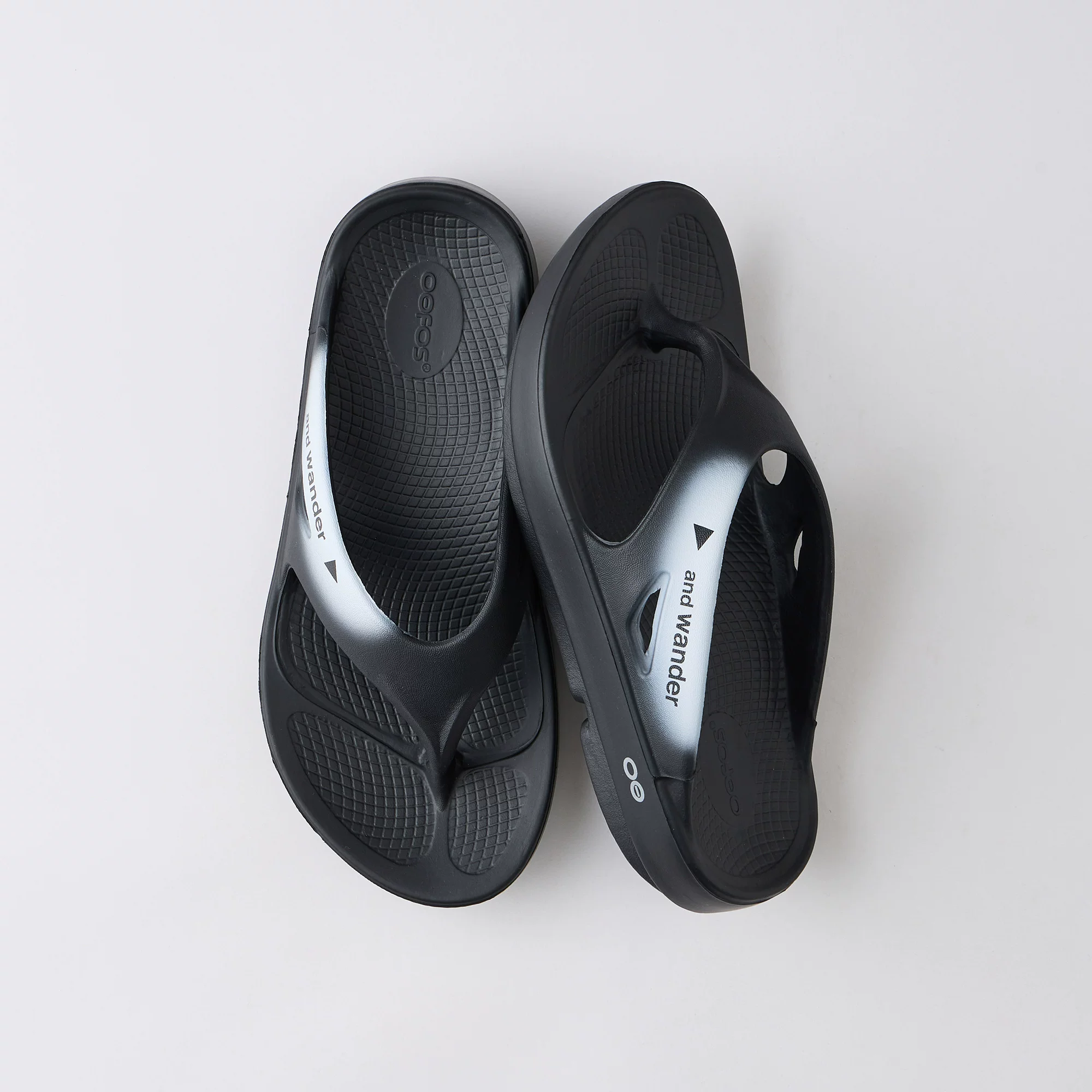 [授权现货 AND WANDER x OOFOS Recovery Sandal 联名运动人字拖]