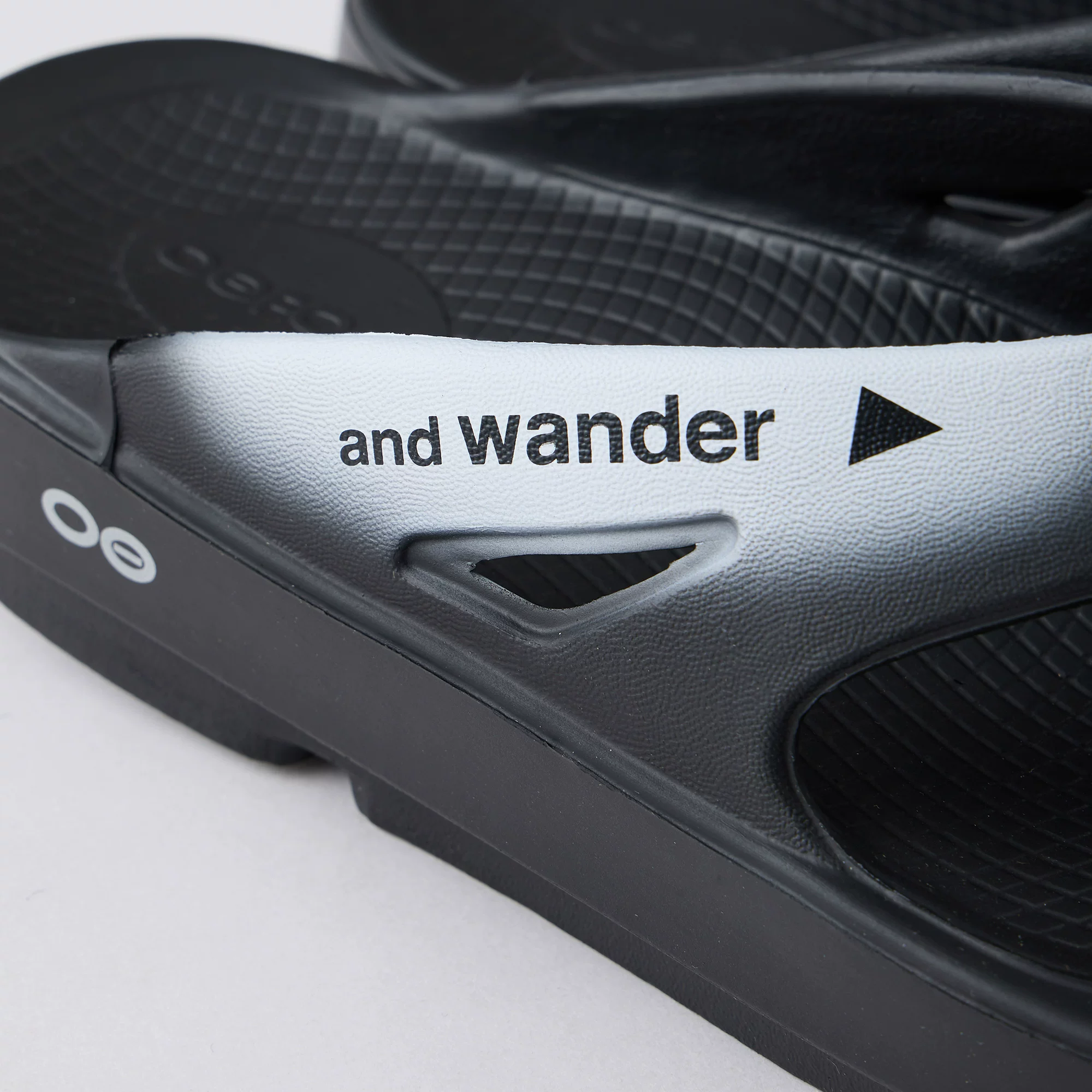 [授权现货 AND WANDER x OOFOS Recovery Sandal 联名运动人字拖]