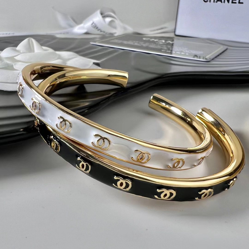 Suitable for Lvаfgн Chanel-Style Influencer Picks Open-Ended Enamel Bracelet with High-End Letter Enamel Double C Design