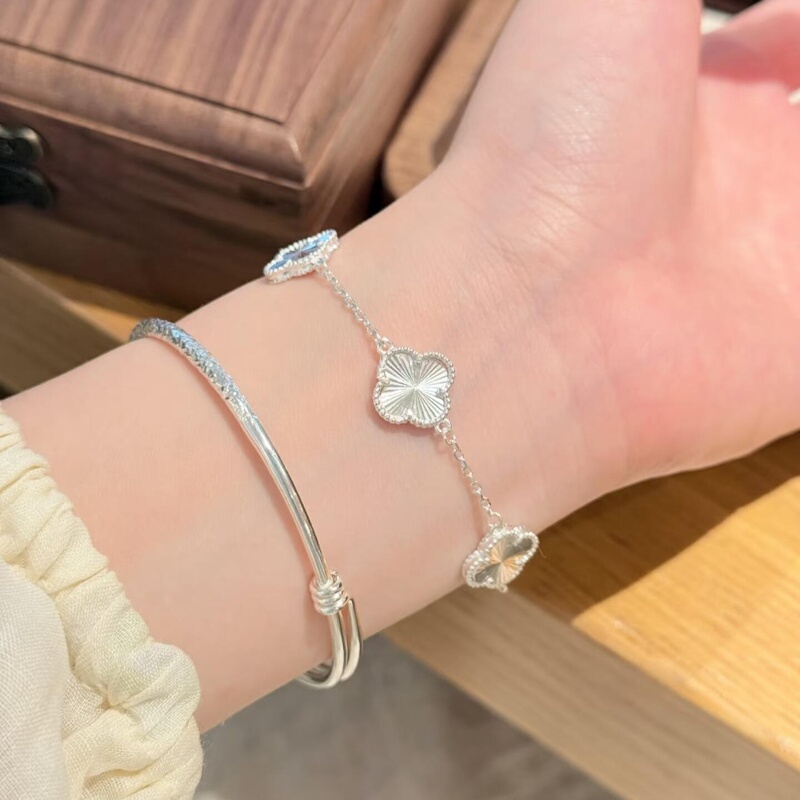 Laser Four-Leaf Clover 999 Pure Silver Bracelet for Women 2026 New Model Light Luxury Versatile Five-Flower Jewelry Accessory Gift Laser Four-Leaf Clover 999 Pure Silver Bracelet for Women 2026 New Model Light Luxury Versatile Five-Flower Jewelry Accessory Gift