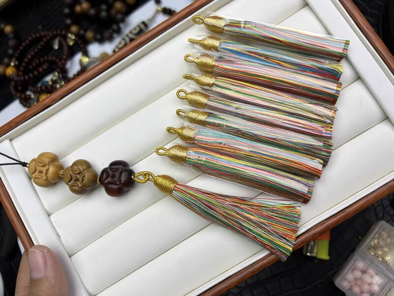 Tibetan-Style Colorful Tassel Bag Pendant, Versatile Brooch Accessory Tibetan-Style Colorful Tassel Bag Pendant, Versatile Brooch Accessory
