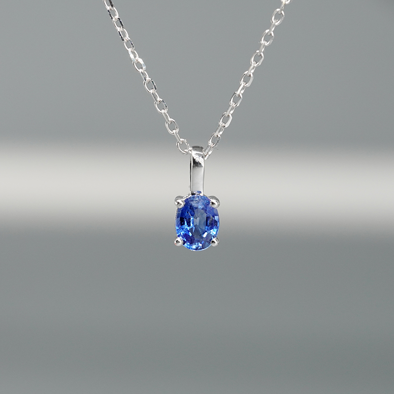 約 0.3 カラットの天然オールドバーントサファイアの小さなペンダントミニ 18k ホワイトゴールド コーンフラワー ロイヤルブルー 女性用鎖骨ネックレス