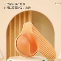 Double emancipation baby is free from breast feeding and holding mom and dad Divine Instrumental Bracket Pregnant with poo bottle to drink automatically