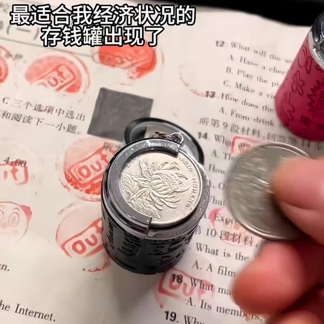 Mini Piggy Bank Travel Portable One Yuan Coin Purse Funny Abstract Creative Student Key School Bag Pendant