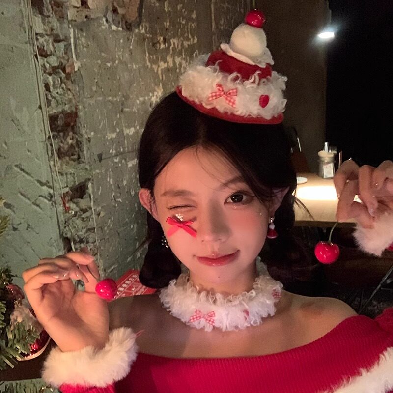 レッドベルベットチェリーミニケーキ～オリジナルヘアクリップ、シルクハット、クリスマスデコレーション、誕生日フォトプロップス