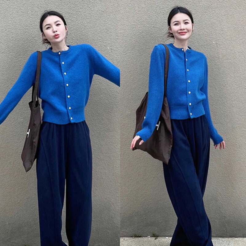 French Klein Blue Round Neck Cardigan Sweater Jacket for Women in Autumn and Winter New Style High-End Elegant Short Knitted Top