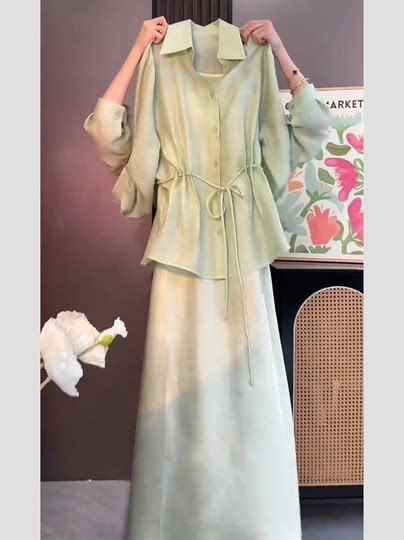 Das Dopamin-Outfit für den Frühherbst ist ein elegantes, würdevolles und hochwertiges zweiteiliges Set aus Sonnenschutzhemd und Strapskleid