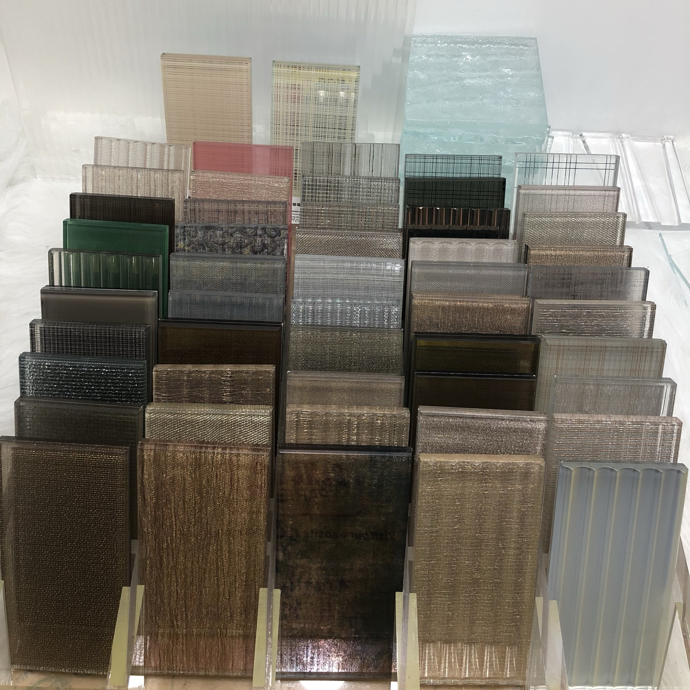 金属夹丝玻璃夹娟艺术玄关屏风隔断，如何选最符合2025年新潮流？