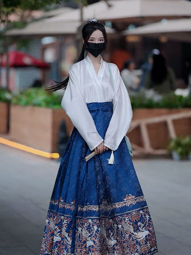 万万没想到，新中式白色衬衫改良汉服+蓝色马面裙，通勤日常都超仙！🌸_