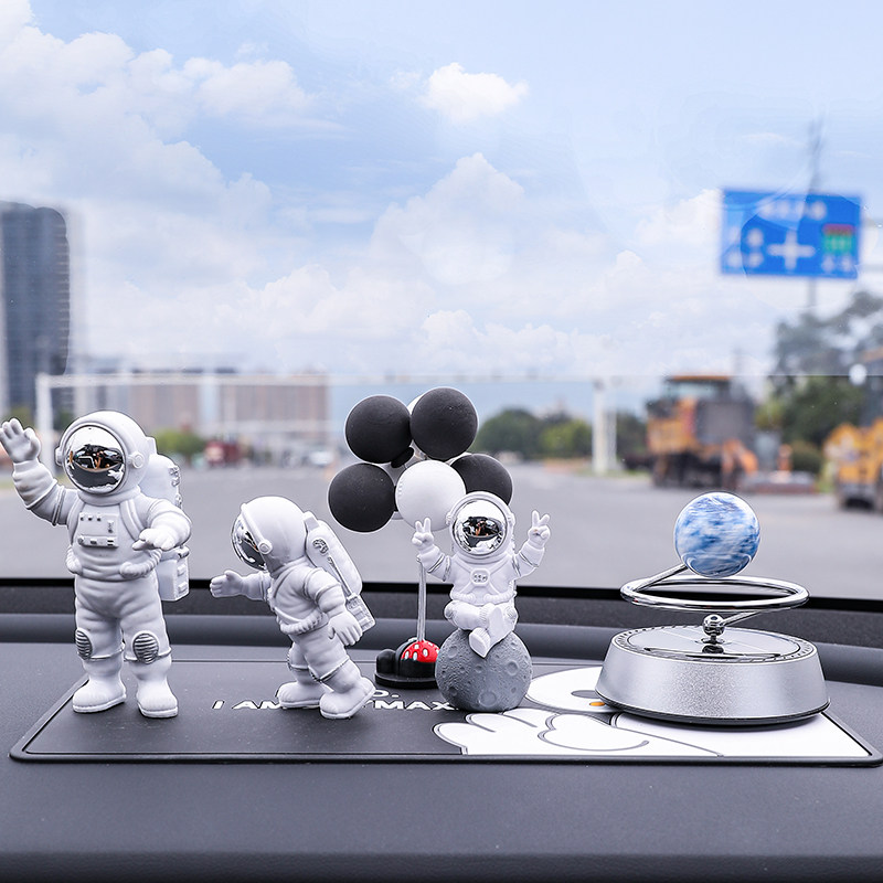 Car Ornament Swing Piece 2023 New Middle Control Bench Mesh Red Interior Advanced Sensation Rotating Solar Light Extravagant Car-Taobao