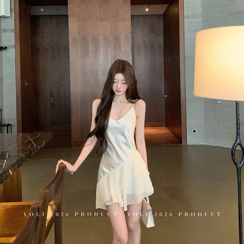 Yoli Zhang Yuli's "Heartbeat Frequency" Off-White V-Neck Dress for Women, Autumn Socialite Style, Elegant, Slim-Fitting Short Dress