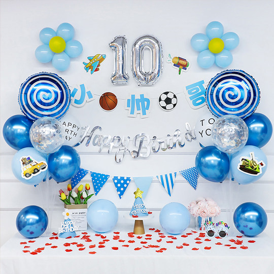 Синяя декорация для дня рождения: стол с парящими шарами, баннеры, проекционный экран для детской атмосферы, декоративные шары.