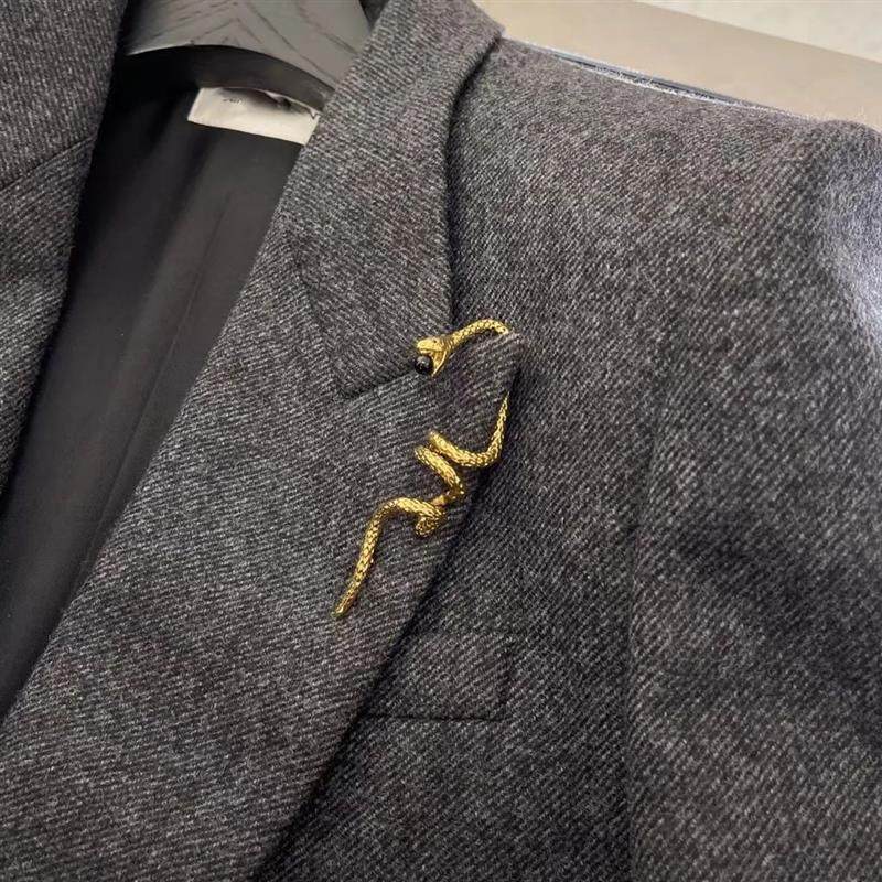 European and American style poplar wood vintage metal snake brooch, trendy and high-end pin, badge, lapel pin, suit accessory