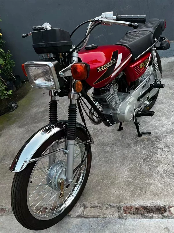 Honda CG125CC flower cat second -hand motorcycle original imported retro -cyclist retro Tianhong 90 fuel old street car