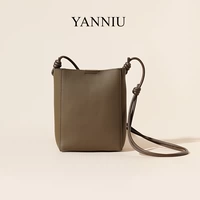 Темно -серой