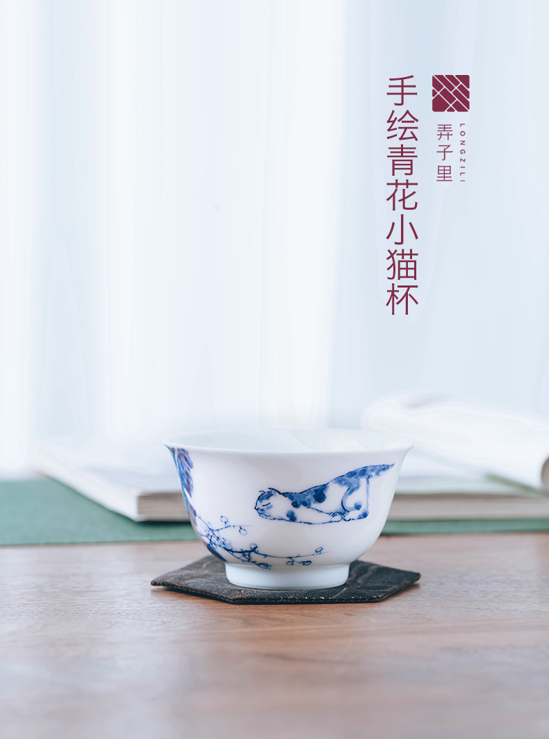 Figure in the glass cup of jingdezhen ceramic tea set left blue and white cat cup expressions using hand - made master cup of glass