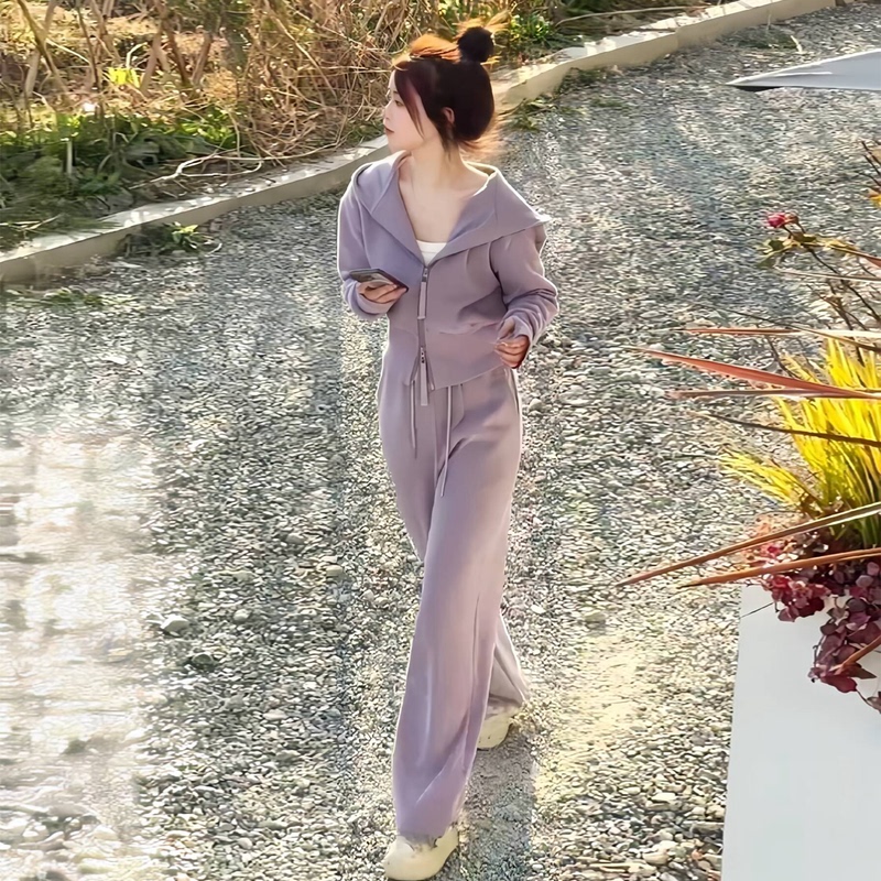 Early Autumn Casual Sports Suit for Women, Very Stylish for Autumn 2025, New Relaxed and Age-Reducing Two-Piece Outfit in Korean Style