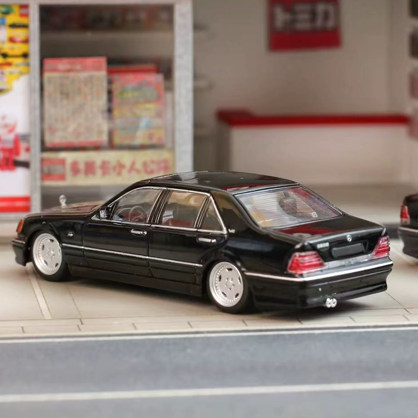 Мерседес-Бенц, черная модель автомобиля, минифигура, масштаб 1:64