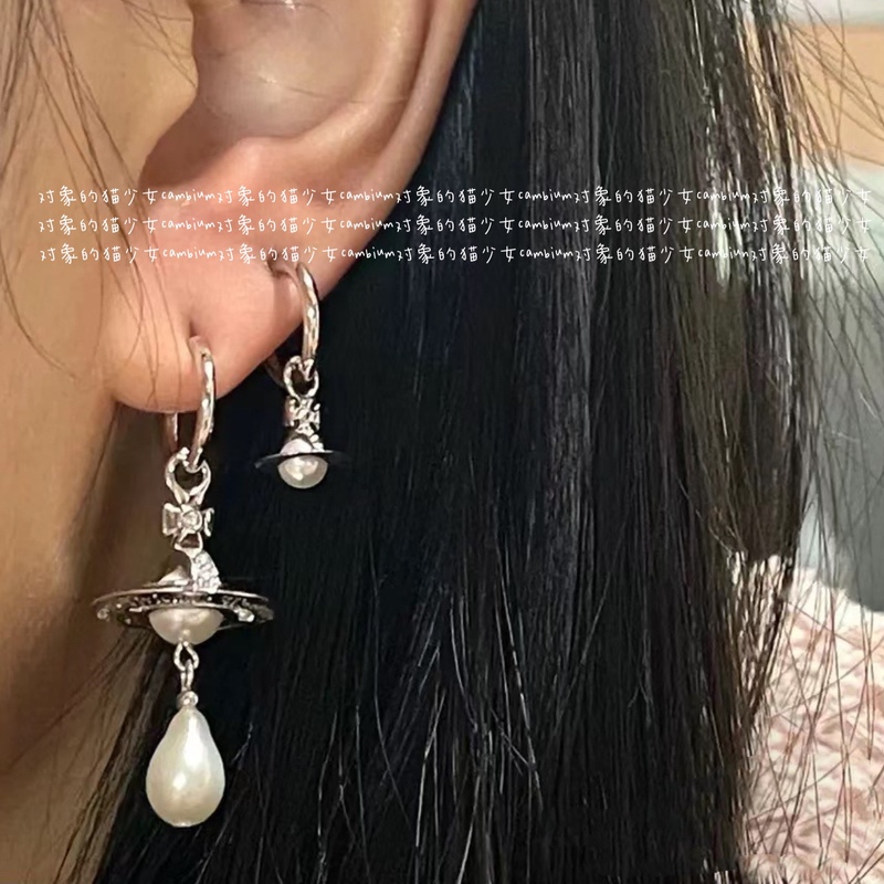 Object's Cat Girl: Deng Wei's Gray Pearl Saturn Spiral Baroque Earrings Studs with a Flying Saucer Style