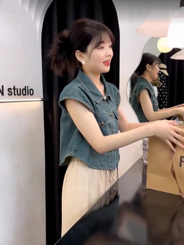 Korean-Style Retro Chic Denim Shirt with Polo Collar for Women, Summer Sweet and Cool Versatile Niche Short Top Jacket