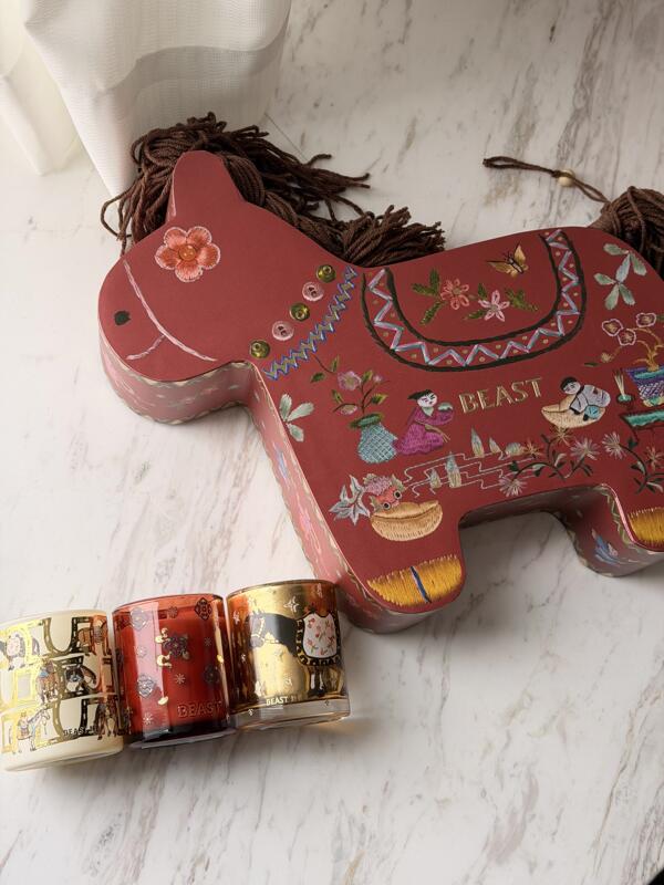 Futurist Drunken Horse Viewing Flowers and Instant Good Luck Candle Gift Box Aromatherapy Year of the Horse New Year Holiday Limited Edition Birthday Gift
