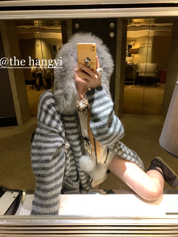 The Hangyi Autumn and Winter Striped Knit Cardigan with Fox Fur Collar, Chanel-Style Top, Sweater, Women's Fashion Jacket The Hangyi Autumn and Winter Striped Knit Cardigan with Fox Fur Collar, Chanel-Style Top, Sweater, Women's Fashion Jacket