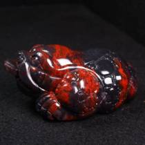Direct sales of Guilin blood black background red Qiankun material golden rooster ornaments toad jade raw stone carving toad jade tea pet ornaments