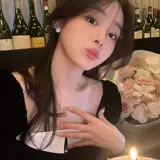 Демисезонный горный чай, небольшие дизайнерские серьги, легкий роскошный стиль, тренд сезона