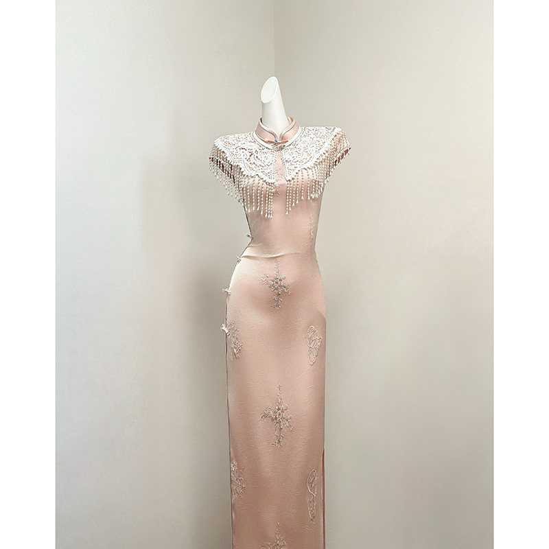 Розовое улучшенное свадебное платье cheongsam в китайском стиле с облачными плечами для помолвки 2026 новое красивое атласное платье высокого качества с темпераментом