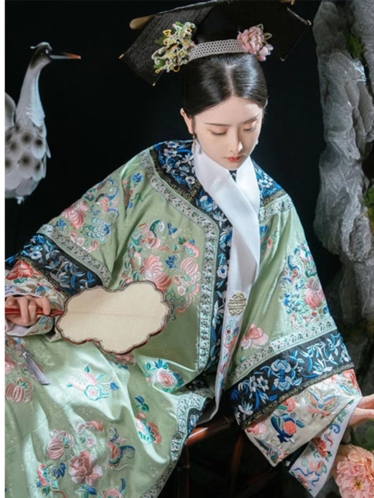 穿越时空的优雅：复古中国风满族服饰的魅力-汉服连衣裙-淘宝好物网