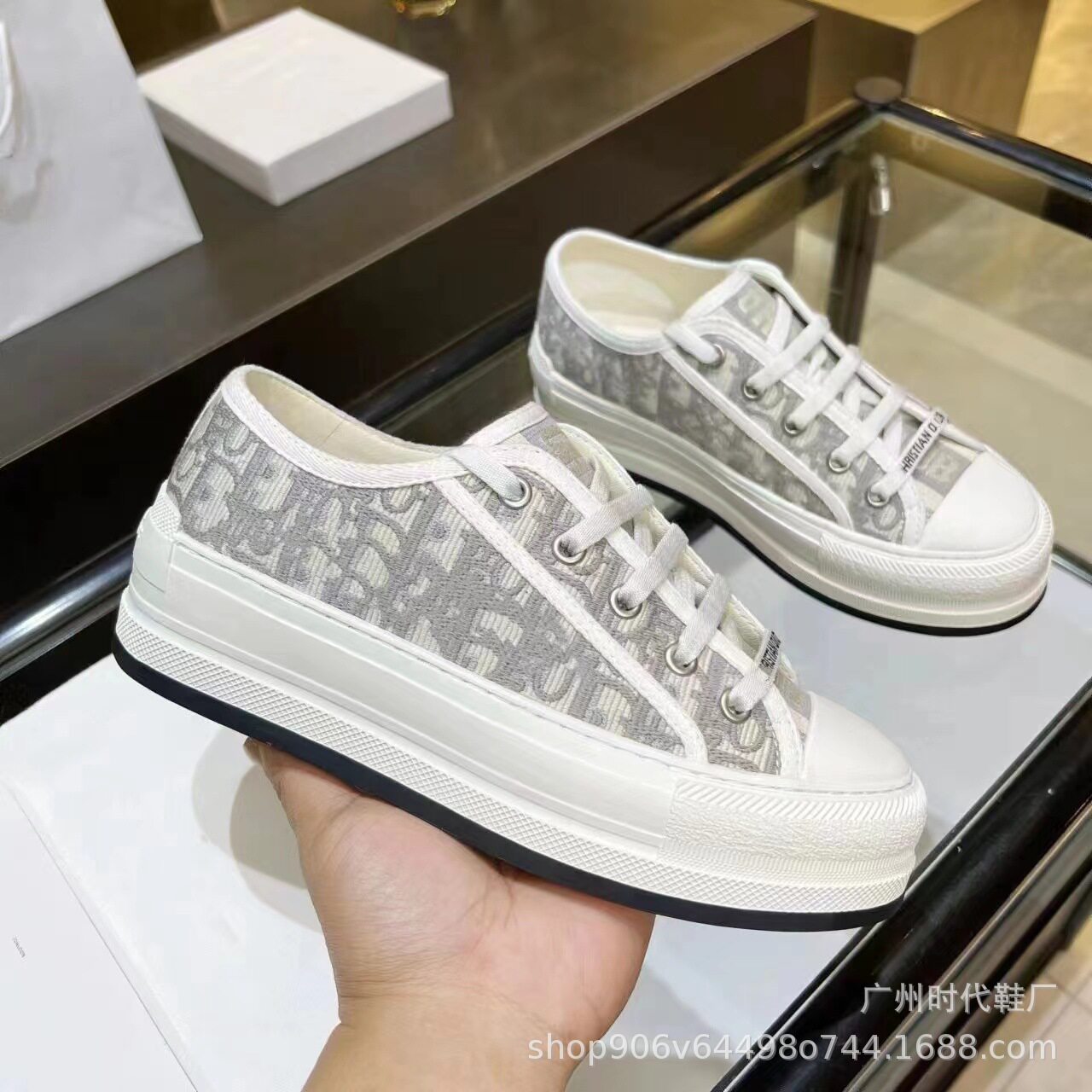 2025新款刺绣帆布鞋，如何挑到适合增高又百搭的小白鞋？