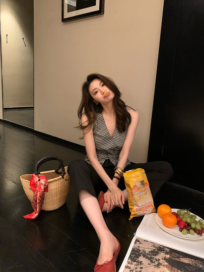 Long Xier's thin old-money style skin-friendly black and white plaid vest for women in early autumn high-end Western style kink design vest