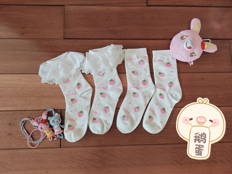 In-Stock Original Cute Strawberry Socks from Duck Duck, Made of Combed Cotton for All Seasons, Adorable Socks for Girls