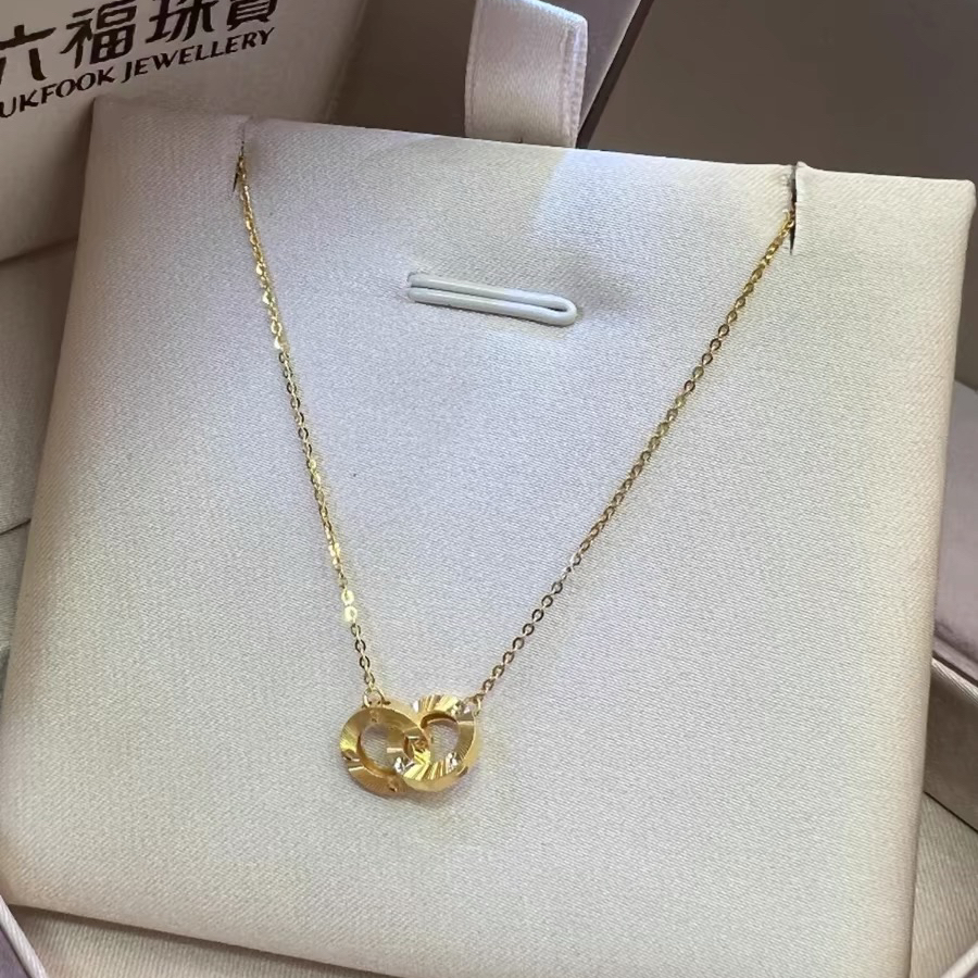 Luk Fook Jewelleryのゴールドスタイルダブルリングゴールドネックレスインターロッキングダブルリングネックレスが30%オフ