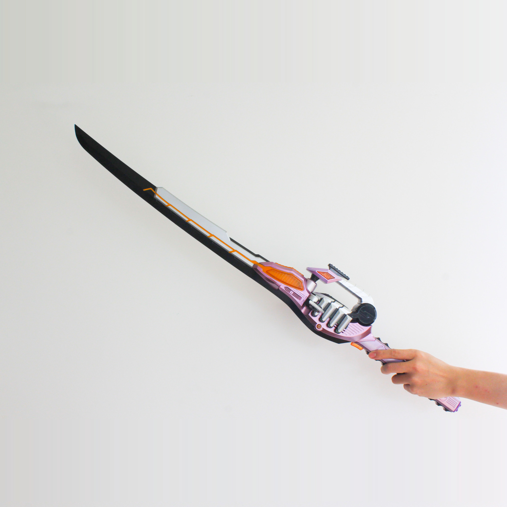 ニャーのオールインワンモーションセンサー玩具は、サイズ92cmで、セリフとBGM付き。見た目も良くスタイリッシュです。
