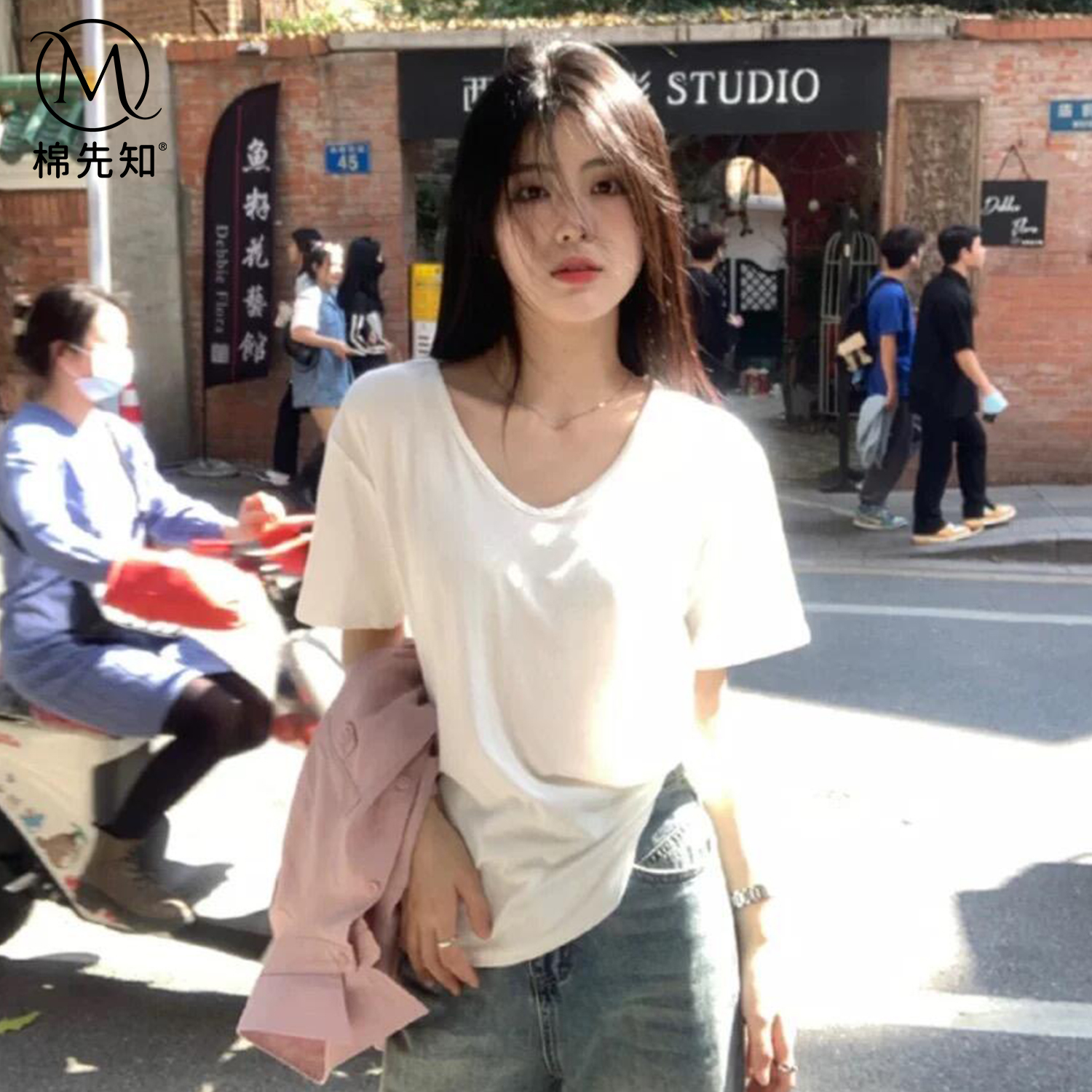 ホワイトVネック半袖ストレートショルダーTシャツ、レディース夏2025新作、ゆったりとした韓国風のゆったりとしたハイエンドトップス