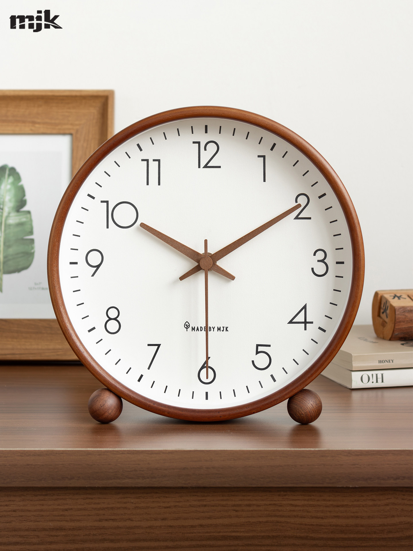 Medieval-Style Solid Wood Table Clock for Home Living Room 2026 New Model Silent Clock for Display on Desktop Clock Ornaments
