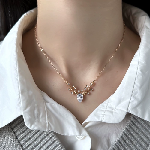 Изысканный кулон из лося с олень