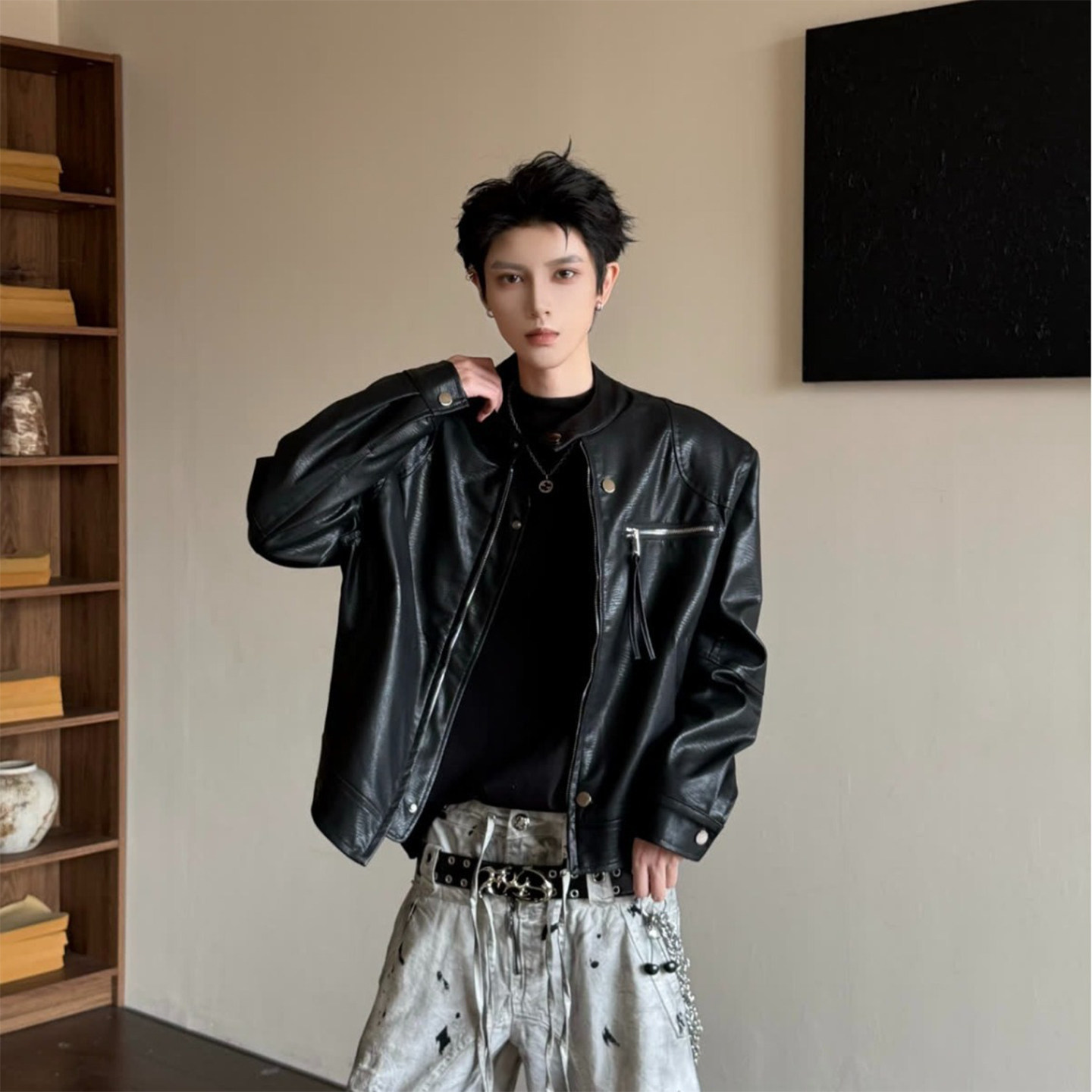 แจ็กเก็ตหนังบุนวมคอตั้งดีไซน์เฉพาะตัวสำหรับผู้ชาย สไตล์สตรีทฤดูใบไม้ร่วง แจ็กเก็ตหนัง PU สีดำเงาสุดเท่ห์ ทรงสั้น