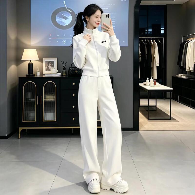 Casual Sports Suit for Women in Autumn and Winter, Very Beautiful and Stylish, Complete Set with a Stand-Up Collar White Sweatshirt and Fleece-Lined Two-Piece Set Casual Sports Suit for Women in Autumn and Winter, Very Beautiful and Stylish, Complete Set with a Stand-Up Collar White Sweatshirt and Fleece-Lined Two-Piece Set