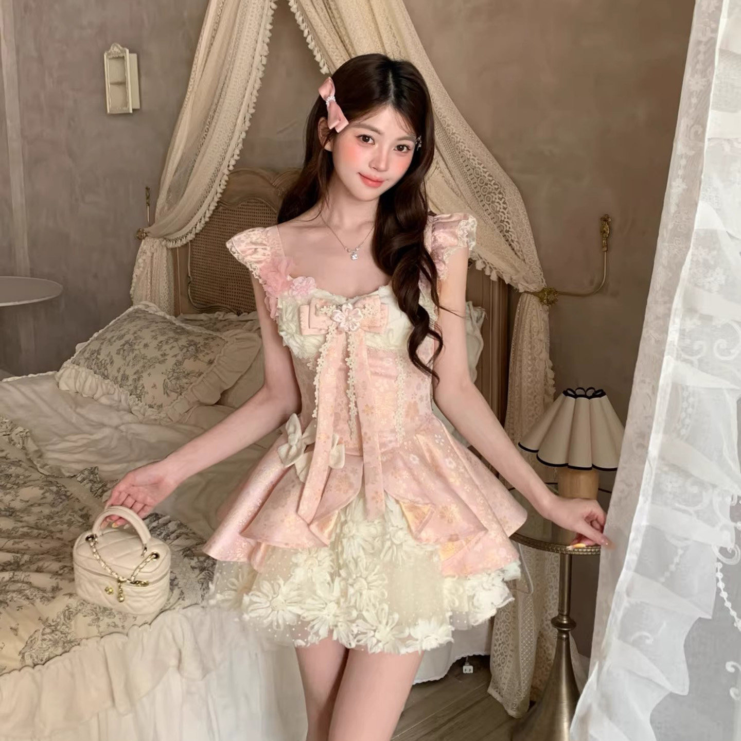 美しく仕立てられたピンクの花柄ドレス。ツーピース風のデザインで、初夏にぴったり。2026年の新作スタイルで、小柄な女性に最適。誕生日のお祝いにもぴったりのプリンセスドレスです。