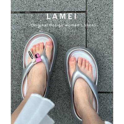 Korean tawto's niche silver thick-soled slippers for women's summer wear 2026, with a feeling of stepping on poop and beach flip-flops